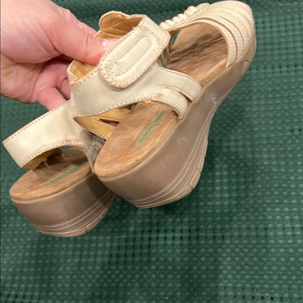 BareTraps‎ Women's Cream Sandals
